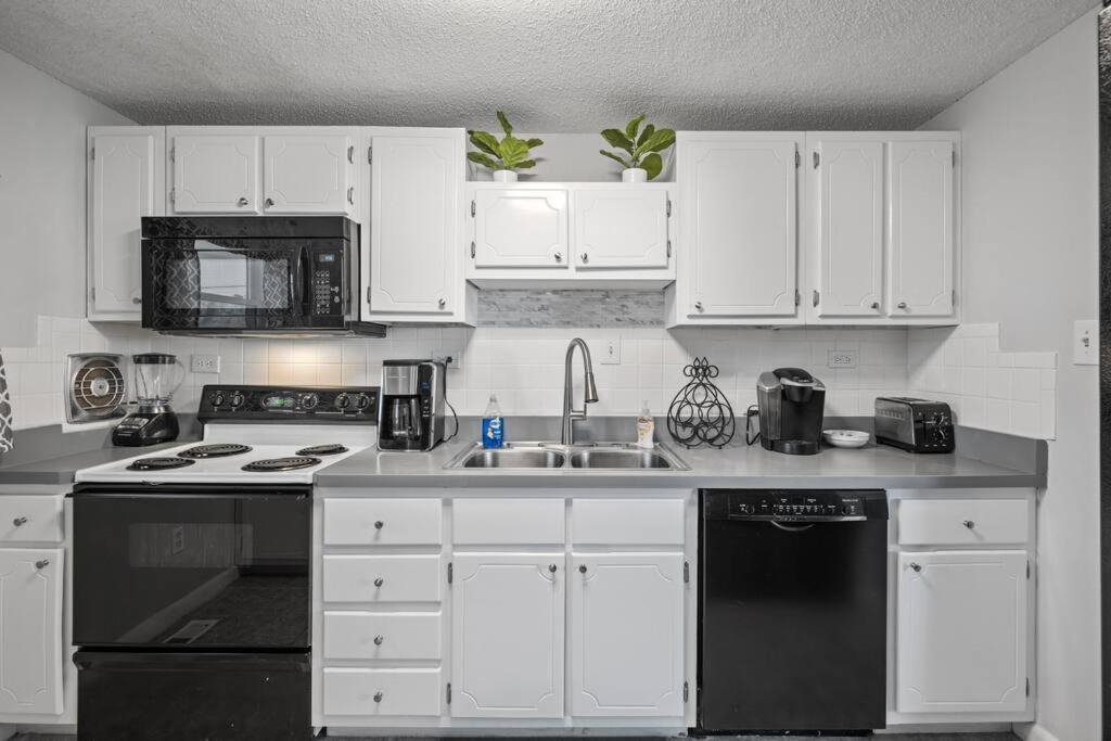 Stylish Haven 11 Minutes From The Richmond Airport Villa Exterior photo