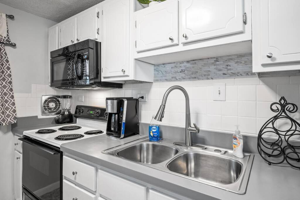 Stylish Haven 11 Minutes From The Richmond Airport Villa Exterior photo